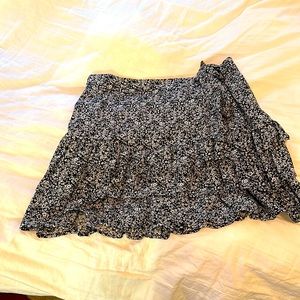 Black and white flower ruffle skirt, size S,